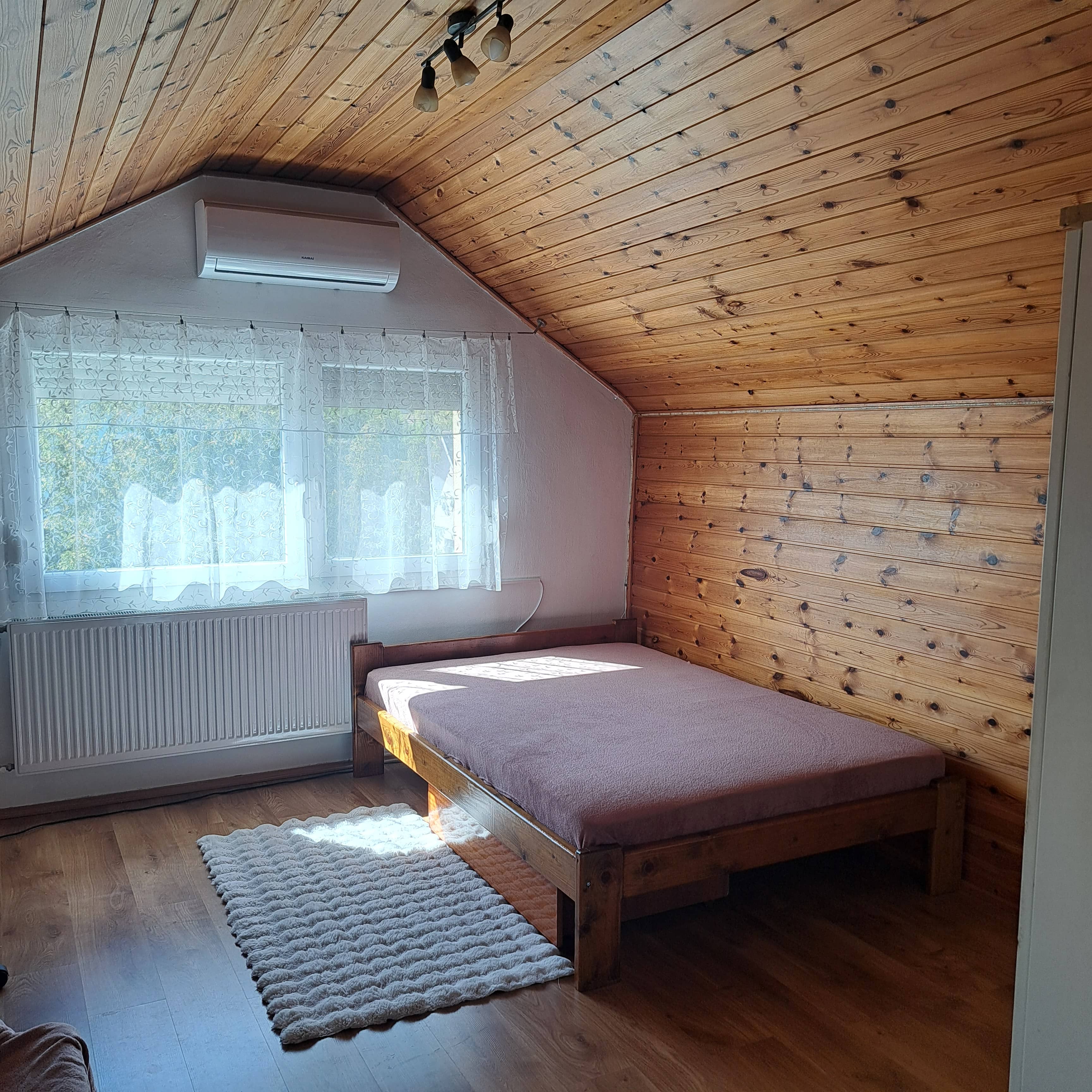 Különálló földszinti illemhely kézmosóval