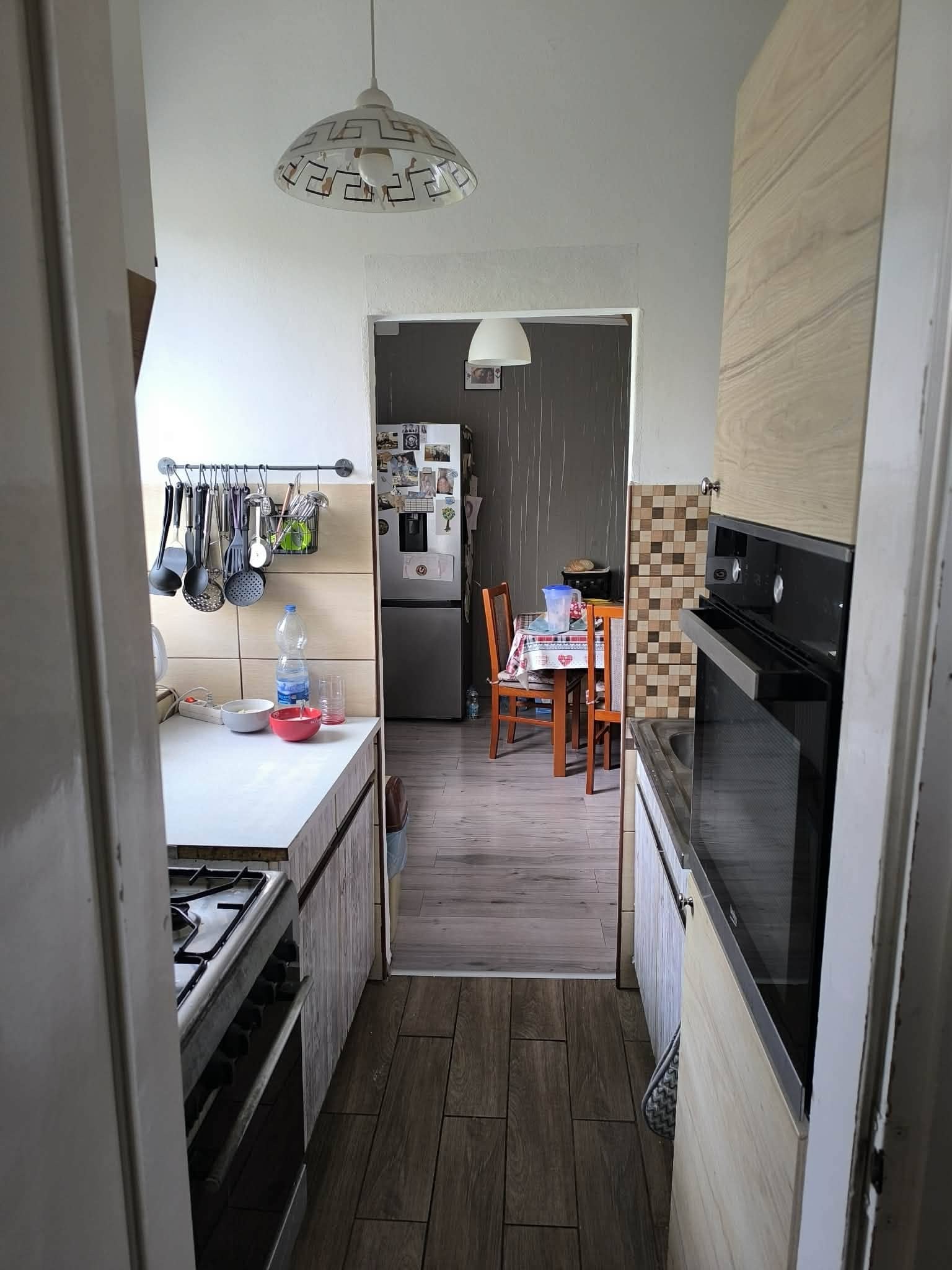 Földszinti terasz kerti bútorokkal a nyugodt pihenésért