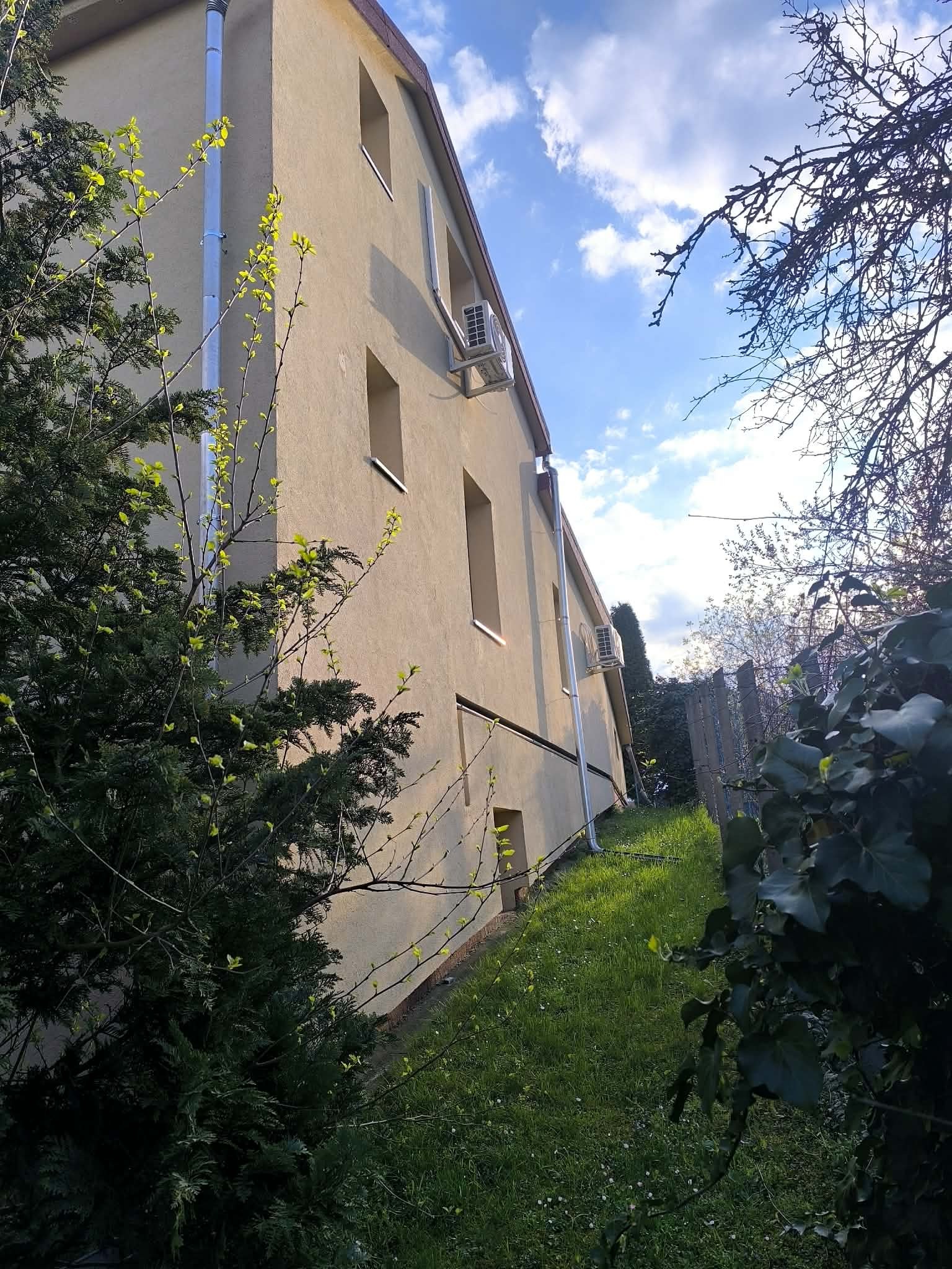 Családi ház udvara kerti tűzrakóhellyel és pihenősarokkal